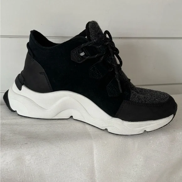 The Sorel Women's Kinetic RNEGD Caribou shoe is a waterproof sneaker-boot - Picture 8 of 9